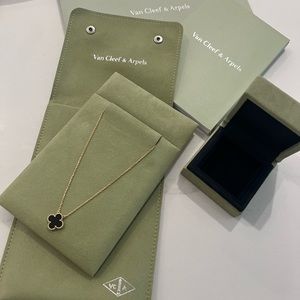 Van Cleef & Arpels 18k yellow gold, Black Onyx Vintage Alhambra pendant.